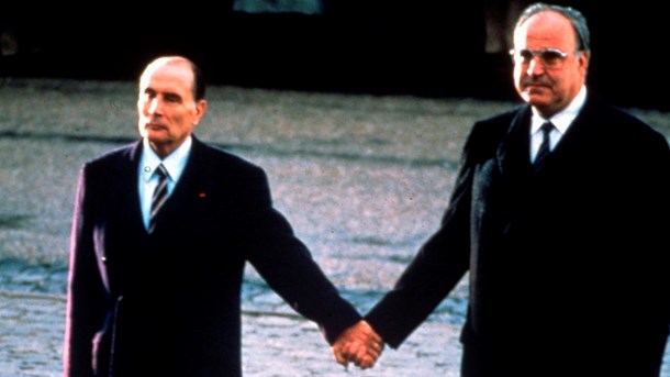 Da den franske præsident François Mitterrand og den tyske kansler Helmut Kohl markerede 70-året for Første Verdenskrigs udbrud, valgte Mitterrand at gribe Kohls hånd.