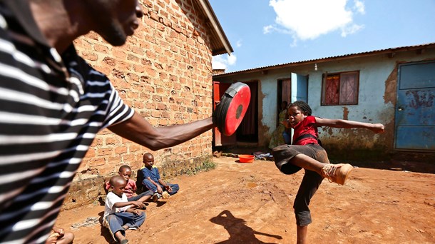 I Uganda forsøgte man at tilbyde gratis folkeskoleuddannelse til alle efter 1996, men så faldt kvaliteten af undervisningen, skriver Anne Mette Kjær. 