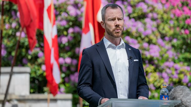 Al videre diskussion om coronanedlukningen ender som en vindersag for Mette Frederiksen (S) og som en tabersag for Jakob Ellemann-Jensen (V), skriver Jarl Cordua. 