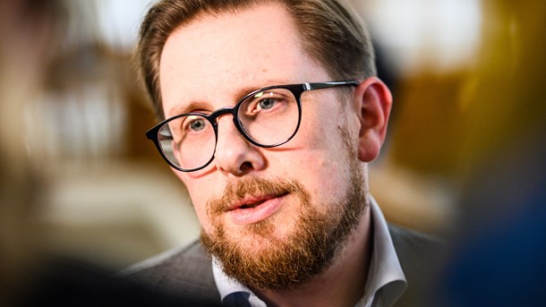 Venstre, Konservative og Liberal Alliance ligger tavse i læ af klare udmeldinger om opbakning til Støjberg fra DF og NB, skriver Simon Emil Ammitzbøll-Bille. 