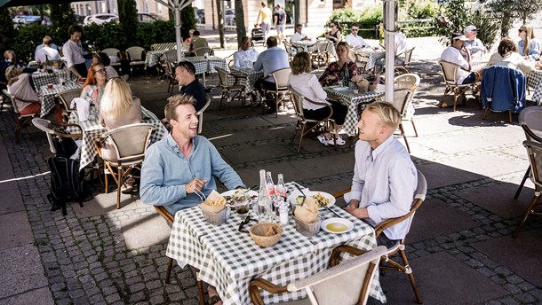 Tiden er inde til at give danskerne deres egne feriepenge tilbage og holde hånden under vækst og arbejdspladser i hele landet, skriver Brian Mikkelsen og Troels Blicher Danielsen.