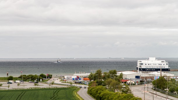 Femern Bælt-forbindelsen bliver en 18 kilometer lang tunnel, der skal gå under Femern Bælt og forbinde Lolland med den tyske ø Femern. 