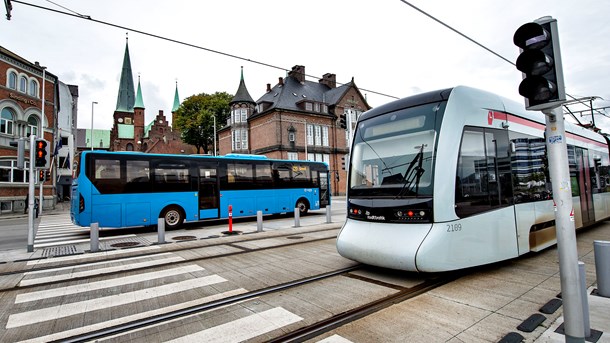 Færre passagerer og ekstra rengøring har påført de regionale trafikselskaber store tab under covid-19-krisen.