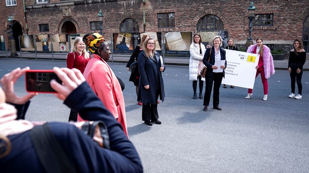 Amnesty International afleverede sammen med voldtægtsofre og kvindeorganisationer i begyndelse af maj et uddrag af 1338 breve til Christiansborg-politikerne med krav om en samtykkebaseret voldtægtslovgivning 