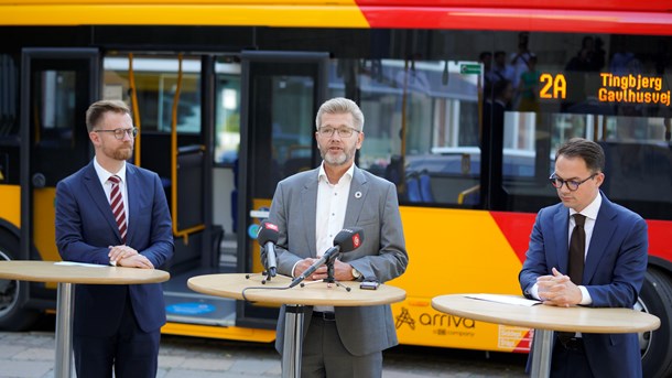 Transportminister Benny Engelbrecht (tv.), overborgmester i Københavns Kommune Frank Jensen (midtfor) og borgmester i Frederiksberg Kommune Simon Aggesen (th.) præsenterede i dag klimasamarbejdsaftalerne på et pressemøde på Frederiksberg. 