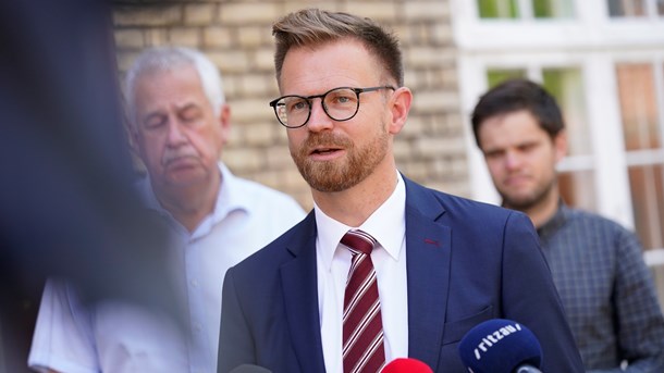 Regeringen, Venstre, Radikale Venstre og Det Konservative Folkeparti står bag aftalen. SF, EL og Alternativet forlod forhandlingerne onsdag. 