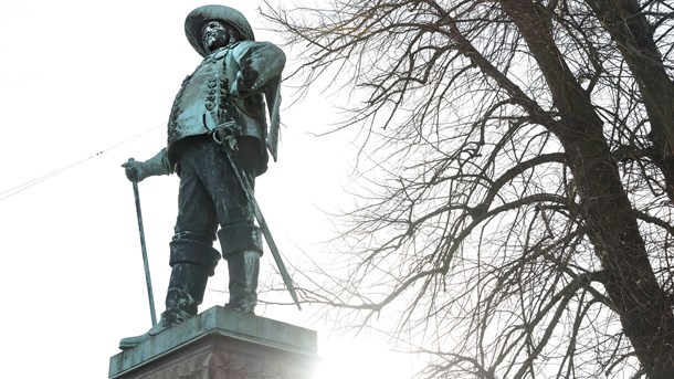 Vi får ikke et pænere image og en renere politisk samvittighed af at udradere fortidens fremtrædende personligheder og gøre dem til skurke, skriver Lisbeth Knudsen.