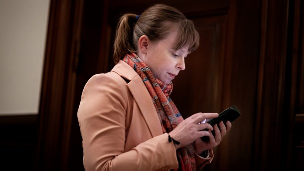 Kulturminister Joy Mogensen får en næse af blå blok og Radikale Venstre for sagen om tilskueradgang til superligakamp.