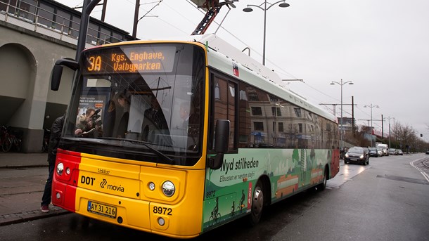 Det er ikke lige meget, om kommunerne overgår til el- eller brintbusser, skriver debattører. 