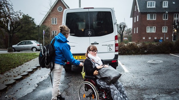 Det er ikke værdigt at bedømme mennesker med handicaps behov for hjælp med et stopur, skriver forsker Emil Søbjerg Falster. 