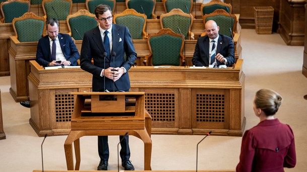 Kritikken af EU-budgettet viser, at de borgerlige partier har mere travlt med at kritisere hinandens positioner end Mette Frederiksen og regeringen, skriver Jarl Cordua.