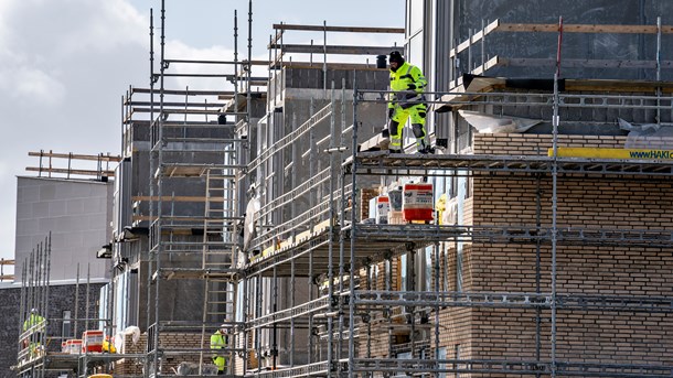 Energiforbruget i bygninger kan sænkes markant med isolering af loft og vægge, nye vinduer og døre eller nye systemer til styring, skriver Dansk Byggeri direktør.