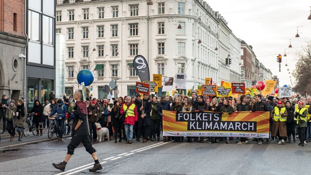 Folkets Klimamarch bliver i år afholdt som en menneskekæde om søerne.