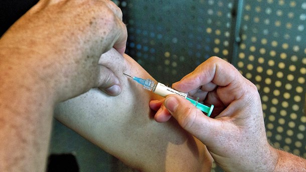 Aldersgrænsen for HPV-vaccination for mænd og transpersoner i højrisiko bør hæves til 45 år. Det vil forebygge kræft og redde liv, skriver Aids-Fondets direktør.