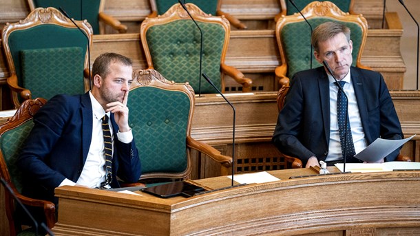 Regeringen kommer formentlig til at bejle til både Radikale og Dansk Folkeparti for at få en finanslov og en aftale om tidligere tilbagetrækning på plads, skriver Pelle Dragsted.