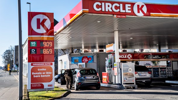 Circle K bidrager til den grønne omstilling ved at opstille hurtigladestandere til elbiler, skriver Peter Rasmussen, direktør for brændstof og energi. 