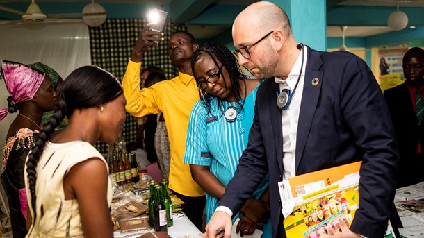 Medforfatter og udviklingsminister Rasmus Prehn (S) under et besøg på en teknisk skole i Burkina Faso i januar. 