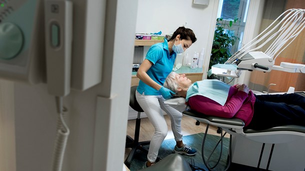 Der er ingen, der får sundere tænder af at komme til kontrol på en tandklinik en gang om året. Det handler om at skabe gode vaner tidligt, hvis man vil uligheden til livs, skriver Elisabeth Gregersen.