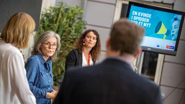 Lyt med, når Thomas Lauritzen har gæster på scenen for at analysere Ursula von der Leyens tale: Fra venstre Rebecca Adler-Nissen, Kirsten Biering og Nadja Lundholm Olsen.