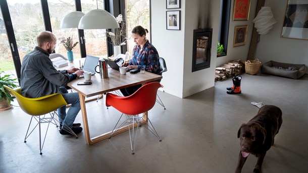 Arbejdsmiljøreglerne betyder, at man skal kunne adskille skærm og tastatur, og at man har et bord og en stol, der passer i højden, skriver Morten Skov Christiansen.