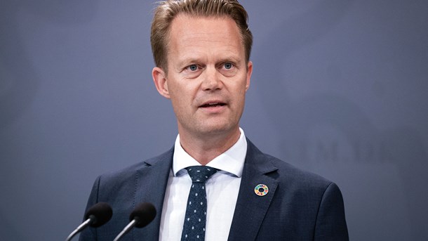 Den runde verdensmålsnål er ikke kun til pynt på jakken, forsikrer udenrigsminister Jeppe Kofod.