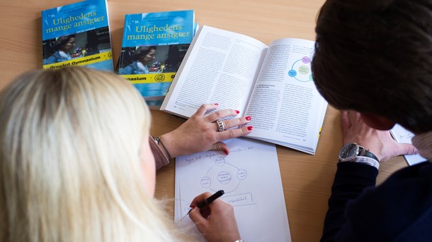 Der bør være en undervisningsret for de anbragte børn og unge, så de undgår lange skolepauser og lange perioder med fravær, skriver en række organisationer sammen med tre tidligere anbragte børn. 