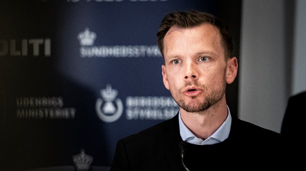 Fortsætter politikerne med at udhule dagpengene risikerer de bredeste skuldre at flygte til de private lønforsikringer. Det vil være en bombe under systemet, skriver Villy Dyhr.