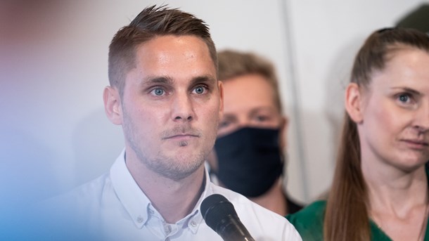 Partileder og -stifter Henrik Vindfeldt præsenterede mandag dele af Veganerpartiets partiprogram. Ved hans side ses politisk ordfører Lisel Vad Olsson.