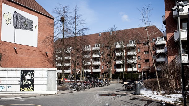 Når der skrues ned for de boligsociale indsatser, kan det betyde, at boligområder i fremgang pludselig går tilbage igen, skriver Jens Elmelund.