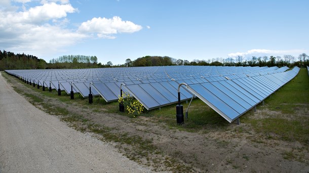 Når der investeres milliarder i store energianlæg, skal staten stille krav om, at de skal bidrage til udviklingen af lokalområderne, skriver Leon Sebbelin.