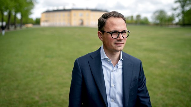 Den unge konservative borgmester på Frederiksberg, Simon Aggesen, skulle hjælpe partiet med at bevare magten på Frederiksberg. Men nu har han både medier og udviklingen mod sig.