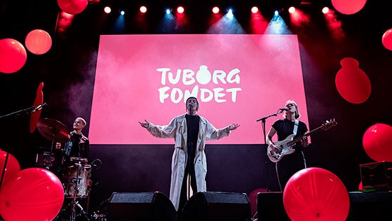 Flere kvinder på og bag scenen er målet for Tuborgfondet. Her er det den nu opløste trio Nelson Can ved et arrangement i Vega i 2018. 