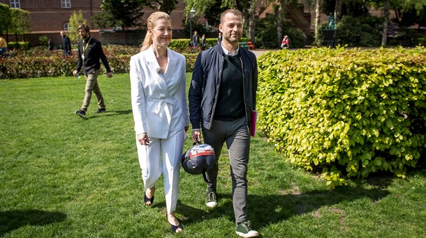 Daværende næstformand Sofie Carsten Nielsen (R) og politisk leder Morten Østergaard (R) ankommer til pressemøde i Bibliotekshaven ved Christiansborg i maj 2019 op til valget. Østergaard har sovepose med, for han er under valgkampen på rundtur til danskere, der vil åbne døren og fortælle om hverdagens udfordringer.