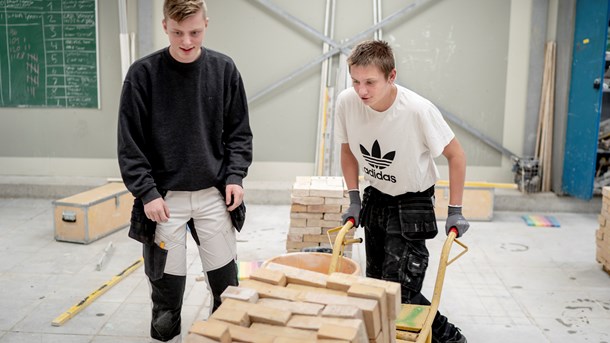 AUB-midlerne er en gylden mulighed for at skaffe flere lærerpladser gennem brobygning til virksomheder, skriver Mie Dalskov Pihl.