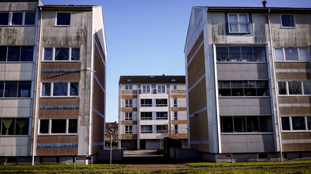 Det kniber med at få lavet grønne renoveringer i den almene boligsektor, fordi Landsbyggefonden er underlagt et stramt mandag, skriver Simon O. Rasmussen og Christian Niepoort.