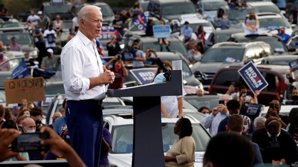 Joe Biden fører lige nu de nationale meningsmålinger. Også i de afgørende svingstater. 