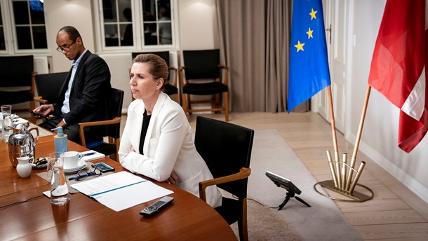 Mette Frederiksen under EU's videotopmøde om corona torsdag. Sammen med hende ses statsministerens udenrigsrådgiver, departementsråd Jean Ellermann-Kingombe. 