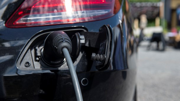 Benzinbiler, der udleder 44 procent mere CO2 end den elektrificerede hybridbil i samme størrelse, vil stige 3.100 kroner i pris over 15 år, mens hybridbilen vil stige hele 34.100 kroner, skriver Anders Tystrup.