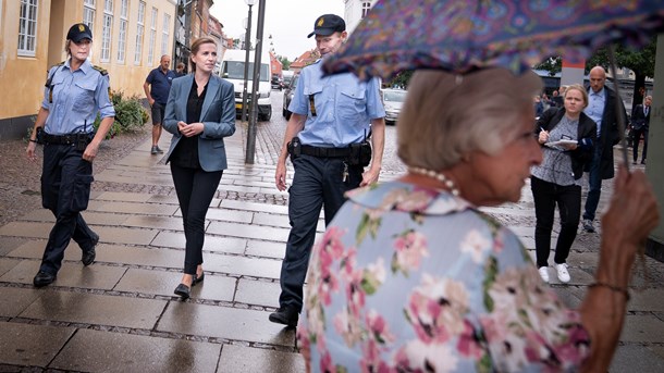 Statsminister Mette Frederiksen (S) har direkte sammenkædet kriminalitet og utryghed, skriver forskere.