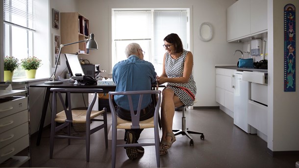 Færre mennesker vil mangle egen læge i de kommende år end først forventet, skriver Lægeforeningen, Yngre Læger, PLO og FAS. 