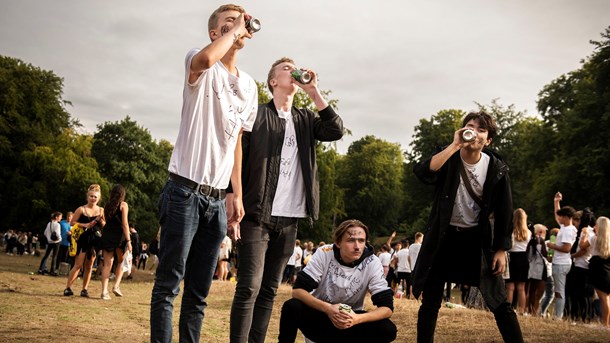 Sundhedsstyrelsen varsler et opgør med danske unges drukkultur, og eksperter anbefaler at sætte aldersgrænsen for køb af alkohol op fra 16 til 18 år. Hvad mener unge om det? (Arkivfoto fra 