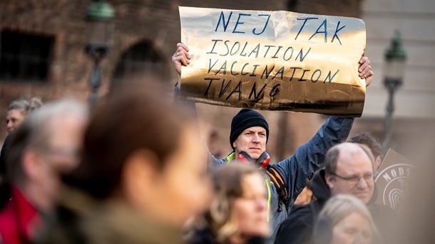 Demonstranter larmer på Slotsholmen på anden uge: 