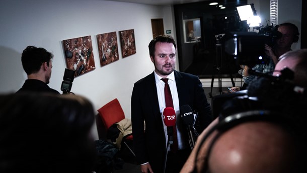 Erhvervsminister Simon Kollerup (S) har udråbt 20'erne til decentraliseringens årti. Men trods kritik af tidligere rationaliseringsreformer vil de ikke blive rullet tilbage.