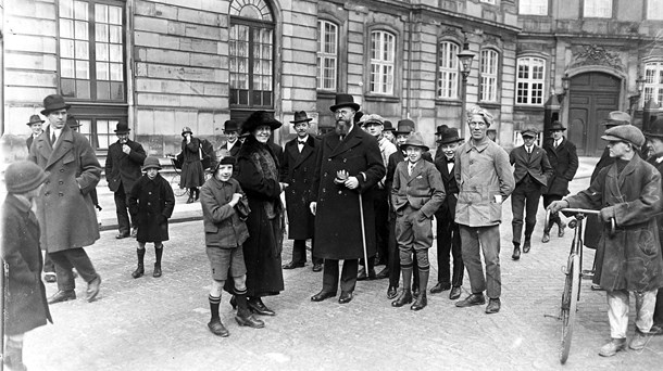 Socialdemokraten Thorvald Stauning var med til at udbygge Statsministeriet i 1930'erne. Her ses han fotograferet på Amalieborg Slotsplads i 1924 på vej til kongen for at danne regering.