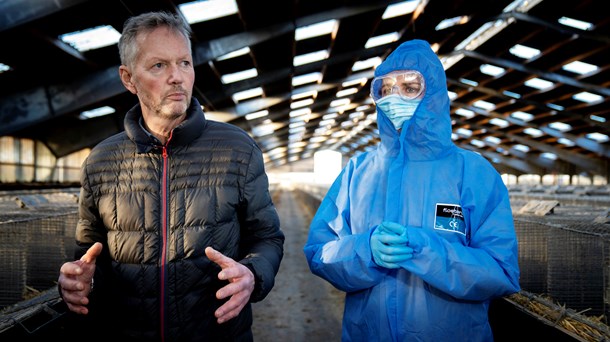 Her besøgte statsminister Mette Frederiksen minkavler Peter Hindbo nær Kolding, som er en af de mange minkavlere, der stadig afventer melding om erstatning fra regeringen. 