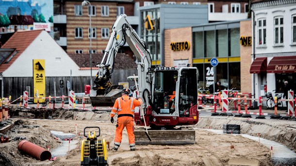 Biodiesel- og elmaskiner udleder mindre CO2 og bidrager samtidig til et sundere arbejdsmiljø og mindre støj fra byggepladsen, skriver Gunde Odgaard og Ib Enevoldsen.