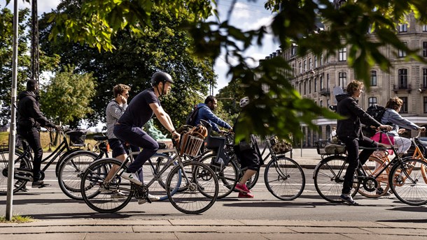 Det skal være antallet af kørte kilometer, ikke antallet af ture, der skal være styrende i målsætningen om at dele transporten i fire lige store dele mellem gåben, cykler, biler og offentlig transport. Det mener Alternativet, der har stillet medlemsforslag.