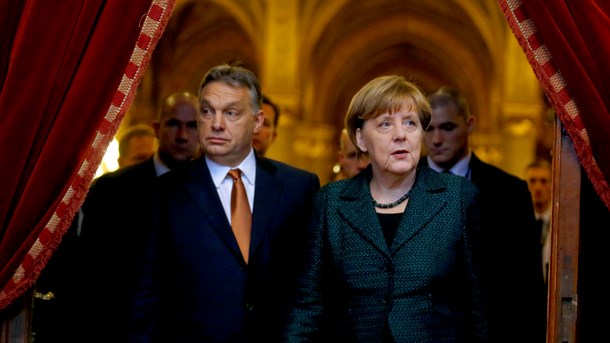 Merkel tøver med at smide Orban ud af Europas konservative familie. 