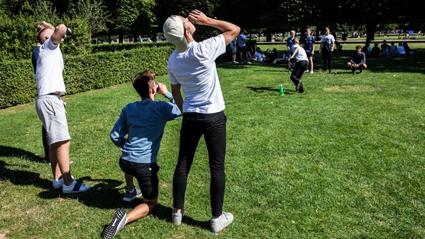 Gymnasieelever holder ølstafet i Kongens Have. 