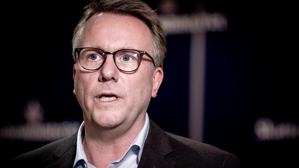 Skatteminister Morten Bødskov er topforhandler på statens område. Over for ham sidder Rita Bundgaard, der har været formand for HK Stat siden 2012, men som ny formand for forhandlingsorganisationen CFU for første gang står i spidsen for lønmodtagerne. 